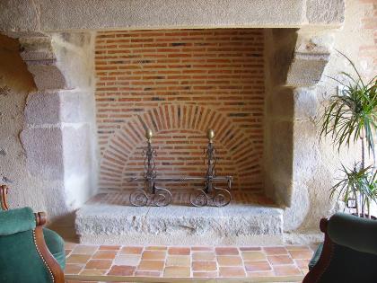 Chemine en brique de terre cuite Patrimoine , Logis de La Galivire